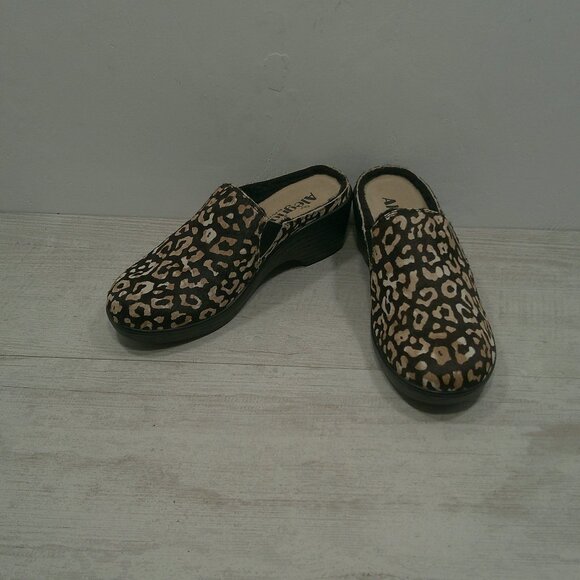 Sereniti Luxe Tundra Calf Hair Comfort Slip Resistant Clog | Mule Size 6 - Picture 5 of 14